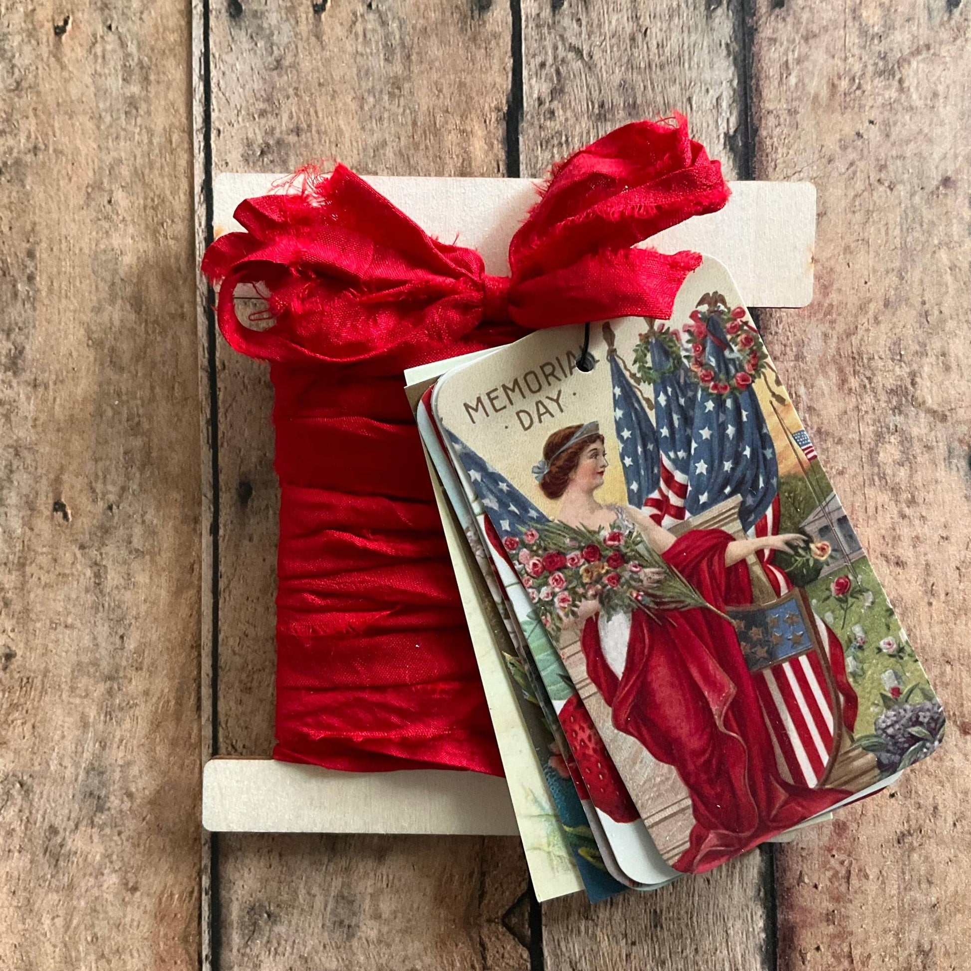 Gift Wrap - Red Lady Liberty - EPOQUE