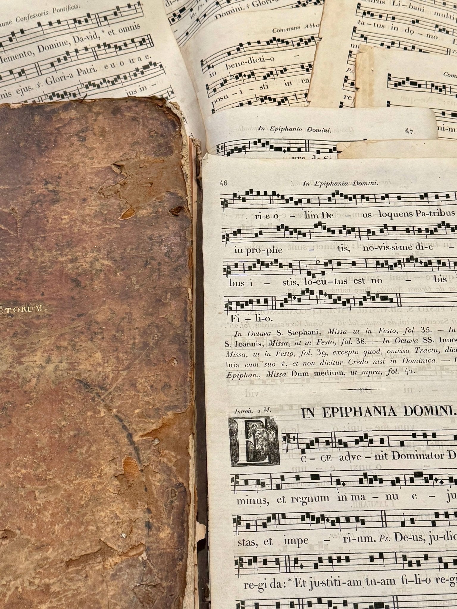 Original Page from 1700s Antiphonarium 250 Yrs Old – Set of 2 - EPOQUE